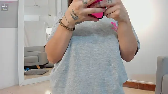 Snapshot of MiaSalaz chatting on 10-23-25, 04:12 MiaSalaz online show from 10-23-25, 04:12