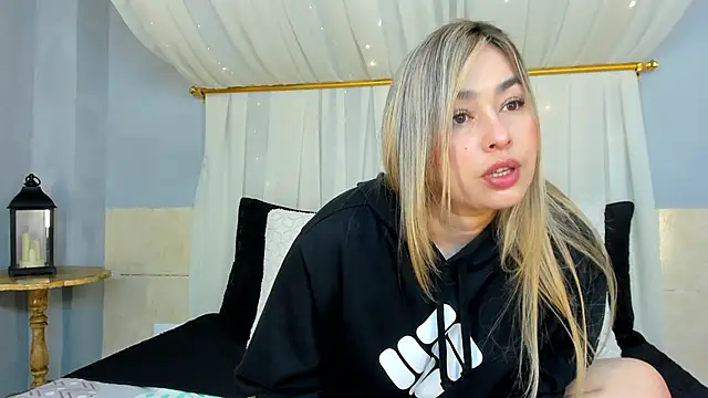 AnnaVictoria   online show from 01-04-25, 03:40