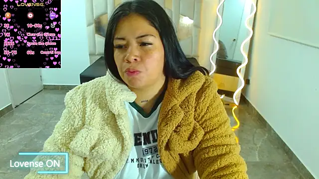 Snapshot of martinna_tay chatting on 01-30-25, 01:00 martinna tay online show from 01-30-25, 01:00