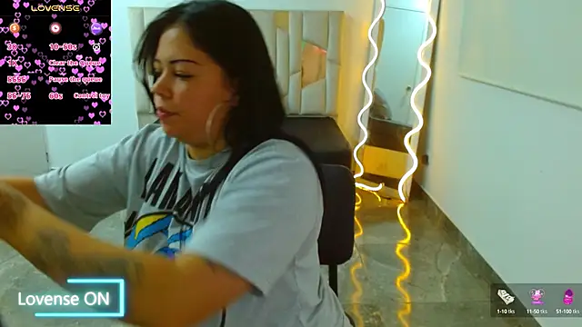 Snapshot of martinna_tay chatting on 02-08-25, 04:36 martinna tay online show from 02-08-25, 04:36