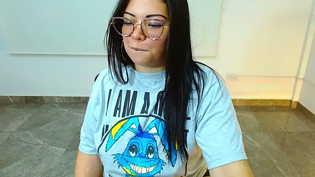 Snapshot of martinna_tay chatting on 03-17-25, 06:18 martinna tay online show from 03-17-25, 06:18