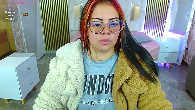 Snapshot of martinna_tay chatting on 11-18-25, 03:23 martinna tay online show from 11-18-25, 03:23