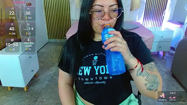 Snapshot of martinna_tay chatting on 11-21-25, 03:27 martinna tay online show from 11-21-25, 03:27