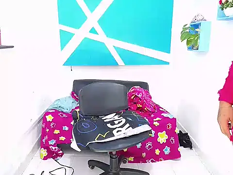 Snapshot of Mady_Kolemam chatting on 12-19-24, 09:51 Mady Kolemam online show from 12-19-24, 09:51