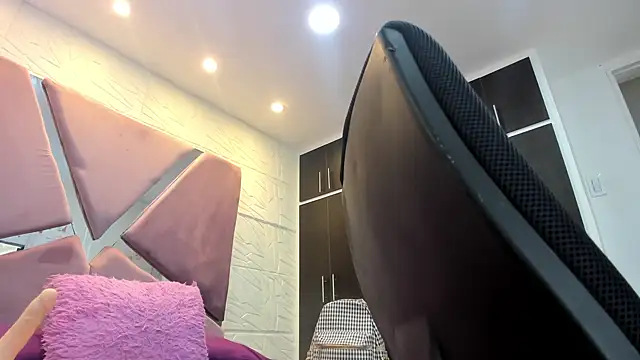 Snapshot of Charlotte_Ice1 chatting on 12-28-24, 04:20 Charlotte Ice1 online show from 12-28-24, 04:20