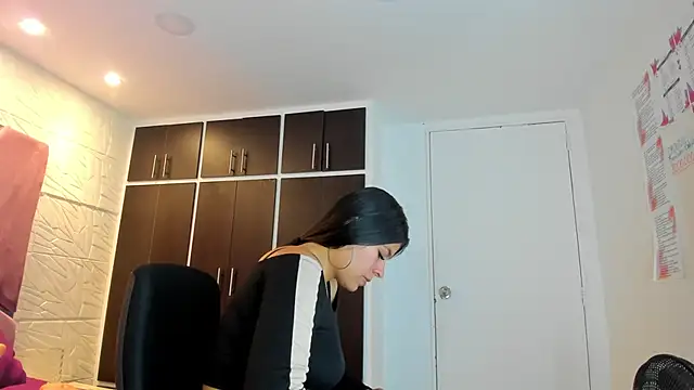 Snapshot of Charlotte_Ice1 chatting on 02-06-25, 03:31 Charlotte Ice1 online show from 02-06-25, 03:31