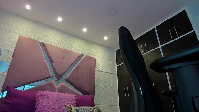 Snapshot of Charlotte_Ice1 chatting on 02-26-25, 03:19 Charlotte Ice1 online show from 02-26-25, 03:19