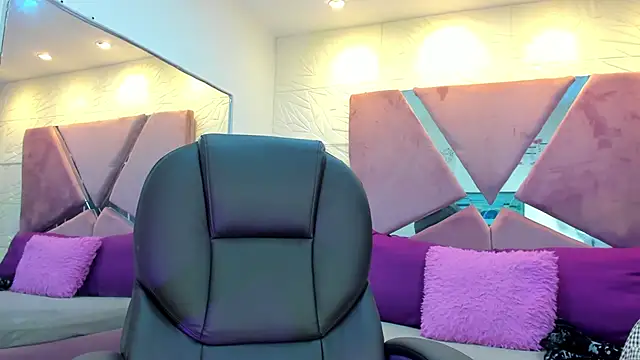 Snapshot of Charlotte_Ice1 chatting on 09-19-25, 05:24 Charlotte Ice1 online show from 09-19-25, 05:24