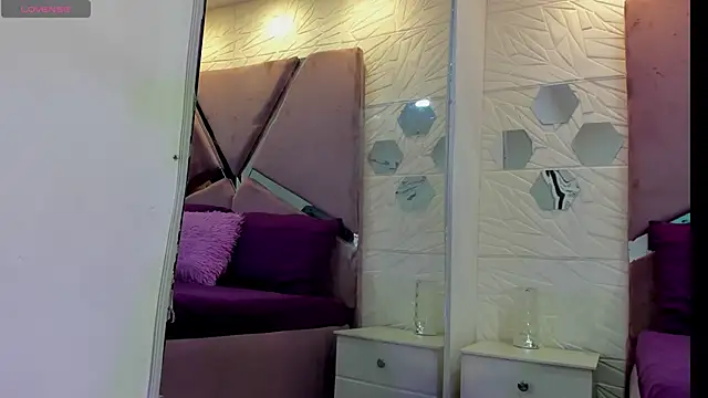 Snapshot of Charlotte_Ice1 chatting on 09-27-25, 04:45 Charlotte Ice1 online show from 09-27-25, 04:45