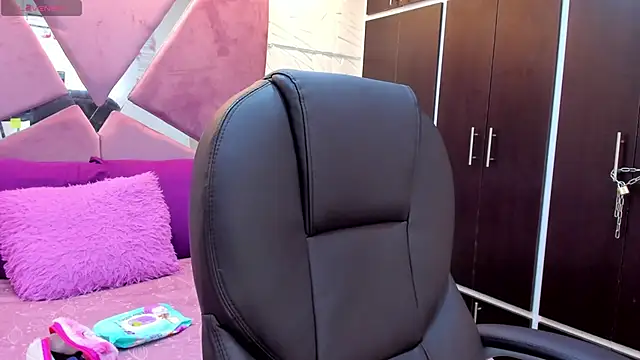 Snapshot of Charlotte_Ice1 chatting on 10-02-25, 05:20 Charlotte Ice1 online show from 10-02-25, 05:20