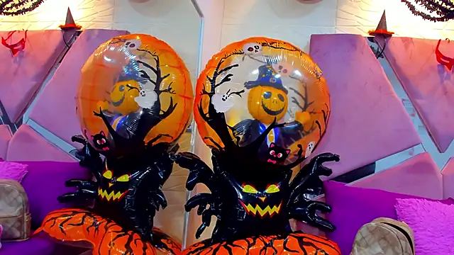 Snapshot of Charlotte_Ice1 chatting on 10-18-25, 05:14 Charlotte Ice1 online show from 10-18-25, 05:14