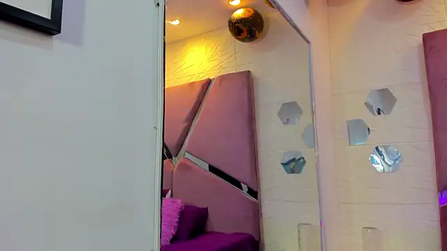 Snapshot of Charlotte_Ice1 chatting on 11-06-25, 04:19 Charlotte Ice1 online show from 11-06-25, 04:19