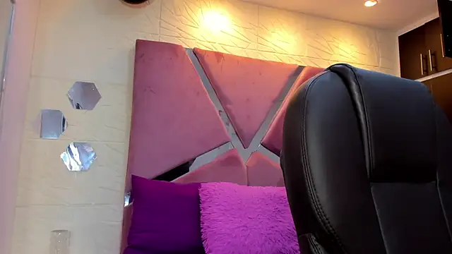 Snapshot of Charlotte_Ice1 chatting on 11-07-25, 04:29 Charlotte Ice1 online show from 11-07-25, 04:29