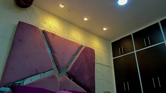 Snapshot of Charlotte_Ice1 chatting on 11-15-25, 04:03 Charlotte Ice1 online show from 11-15-25, 04:03