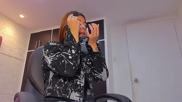 Snapshot of Charlotte_Ice1 chatting on 11-25-25, 04:07 Charlotte Ice1 online show from 11-25-25, 04:07