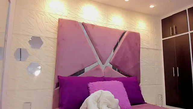 Snapshot of Charlotte_Ice1 chatting on 11-27-25, 04:42 Charlotte Ice1 online show from 11-27-25, 04:42