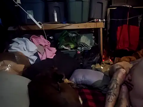 Snapshot of hungandtatted666 chatting on 09-10-25, 11:43 hungandtatted666 online show from 09-10-25, 11:43