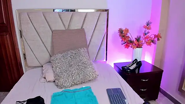 Snapshot of AlissaNix chatting on 11-14-25, 12:20 AlissaNix online show from 11-14-25, 12:20