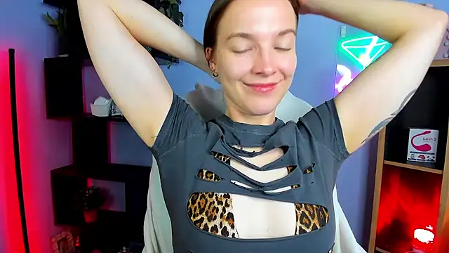 Snapshot of kenzie_x chatting on 10-31-25, 07:42 kenzie x online show from 10-31-25, 07:42