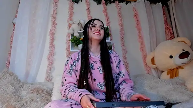 Snapshot of Idara_and_Edahi01 chatting on 11-14-25, 05:17 Idara and Edahi01 online show from 11-14-25, 05:17