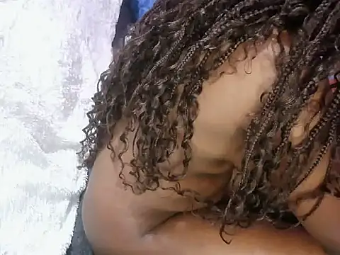 Snapshot of petitev chatting on 01-17-26, 05:23 petitev online show from 01-17-26, 05:23