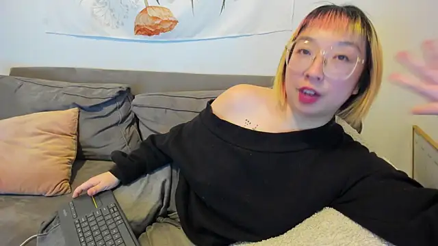 Snapshot of luxgray chatting on 01-18-25, 06:24 luxgray online show from 01-18-25, 06:24