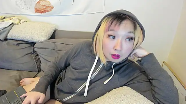 Snapshot of luxgray chatting on 02-17-25, 02:53 luxgray online show from 02-17-25, 02:53