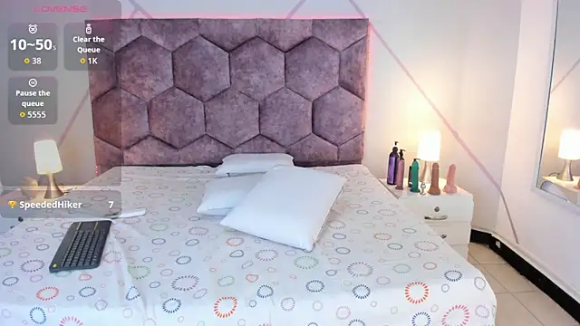 Snapshot of emmy_lander chatting on 12-13-25, 07:53 emmy lander online show from 12-13-25, 07:53