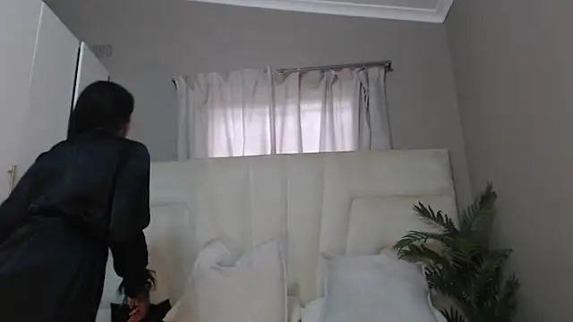 Snapshot of naughtyblackdolie chatting on 01-11-25, 08:33 naughtyblackdolie online show from 01-11-25, 08:33