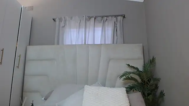 Snapshot of naughtyblackdolie chatting on 01-29-25, 09:44 naughtyblackdolie online show from 01-29-25, 09:44