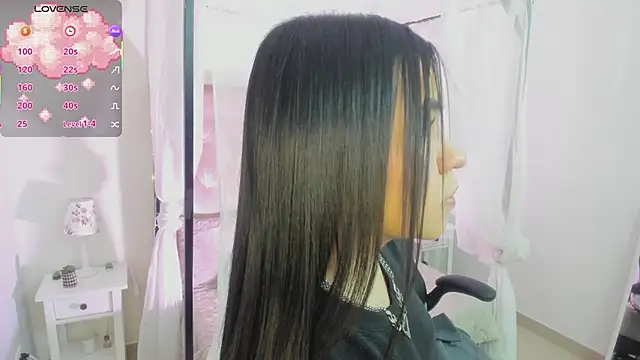 Hanna  Becker  online show from 11-21-25, 04:00