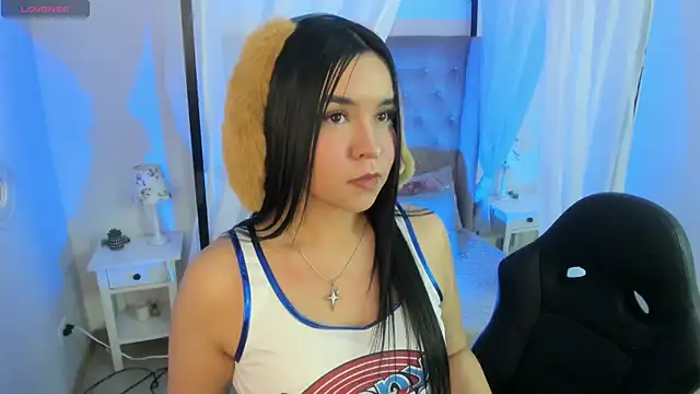 Hanna  Becker  online show from 12-15-25, 03:33