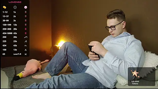 Snapshot of charlie_smiley chatting on 11-25-25, 02:44 charlie smiley online show from 11-25-25, 02:44