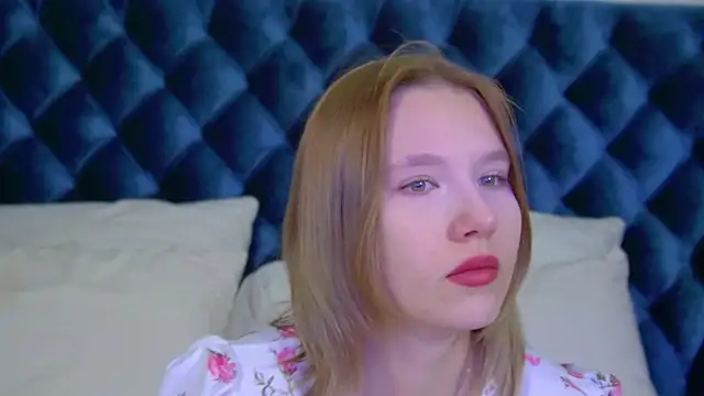 LiliLinn online show from 10-22-25, 04:13