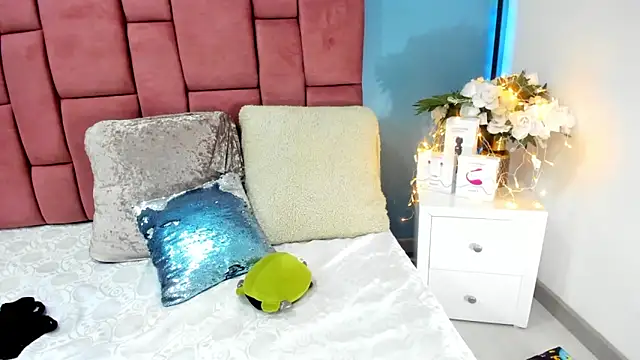 Snapshot of NinaInk chatting on 02-11-25, 11:43 NinaInk online show from 02-11-25, 11:43