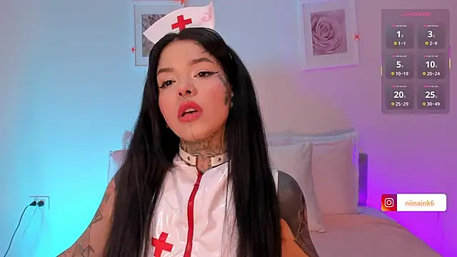 Snapshot of NinaInk chatting on 10-26-25, 01:39 NinaInk online show from 10-26-25, 01:39