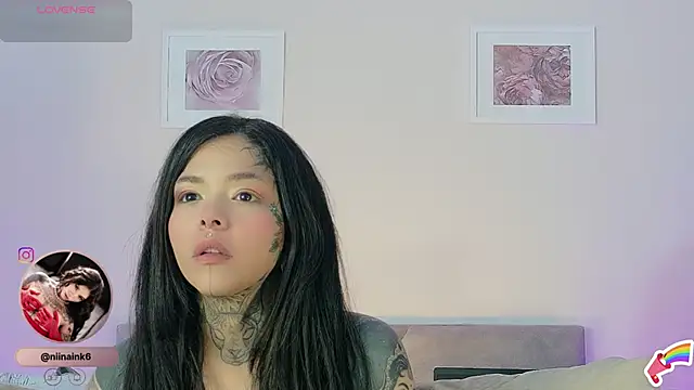 Snapshot of NinaInk chatting on 11-18-25, 12:20 NinaInk online show from 11-18-25, 12:20