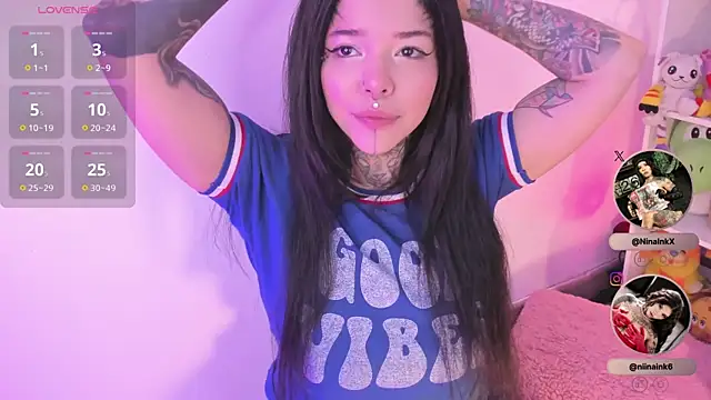 Snapshot of NinaInk chatting on 12-01-25, 12:32 NinaInk online show from 12-01-25, 12:32