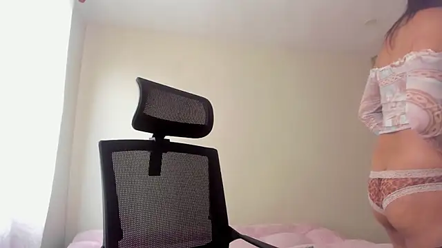 Sweetdreamses  online show from 03-12-26, 02:01