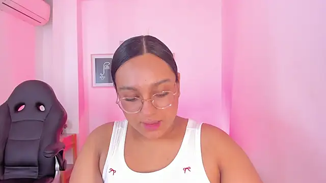 Snapshot of ellamontoya chatting on 12-14-25, 01:05 ellamontoya online show from 12-14-25, 01:05