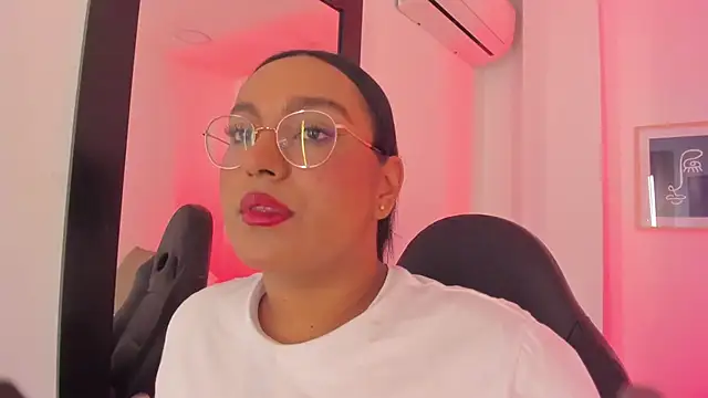 Snapshot of ellamontoya chatting on 12-15-25, 11:58 ellamontoya online show from 12-15-25, 11:58