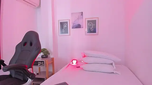 Snapshot of ellamontoya chatting on 12-20-25, 12:45 ellamontoya online show from 12-20-25, 12:45