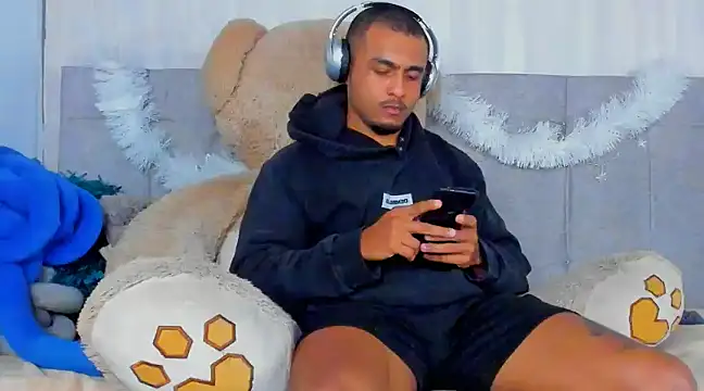 Snapshot of Mateo_Reales chatting on 12-30-24, 03:47 Mateo Reales online show from 12-30-24, 03:47