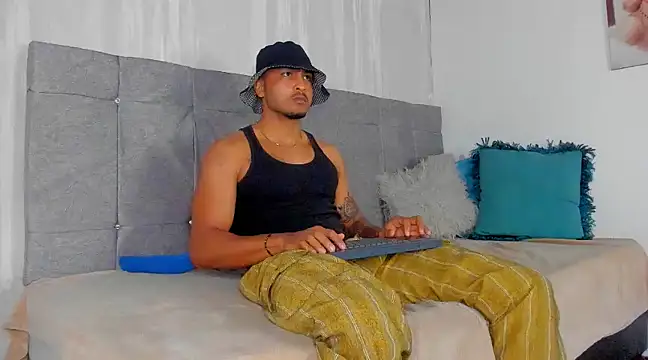 Snapshot of Mateo_Reales chatting on 01-20-25, 04:10 Mateo Reales online show from 01-20-25, 04:10