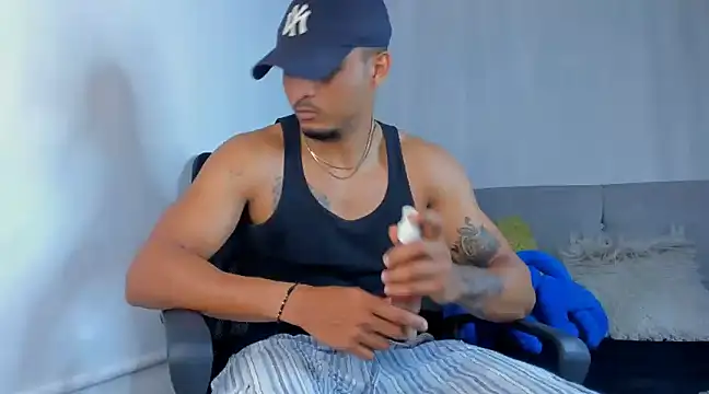 Snapshot of Mateo_Reales chatting on 02-10-25, 04:08 Mateo Reales online show from 02-10-25, 04:08