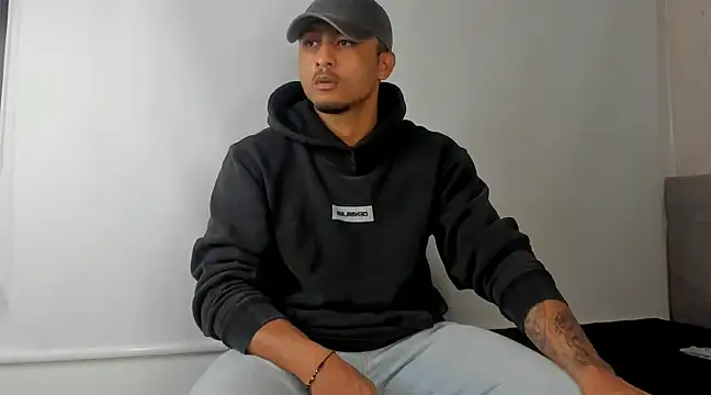 Snapshot of Mateo_Reales chatting on 02-14-25, 04:37 Mateo Reales online show from 02-14-25, 04:37