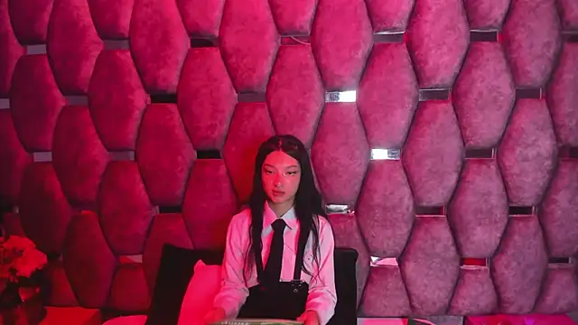 Aurora 18 online show from 09-19-25, 02:18