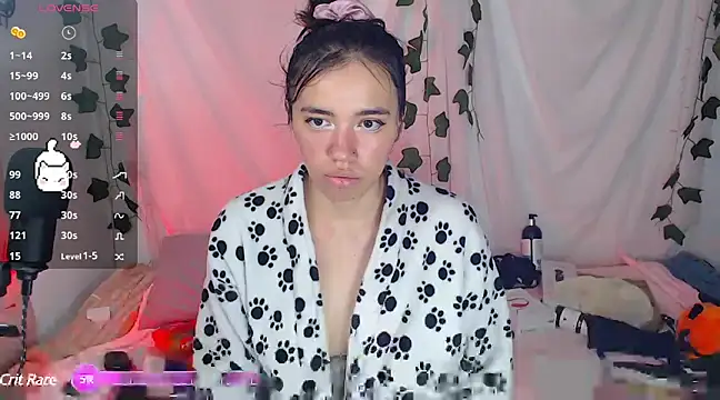 Snapshot of sophie_north chatting on 02-08-25, 05:18 sophie north online show from 02-08-25, 05:18