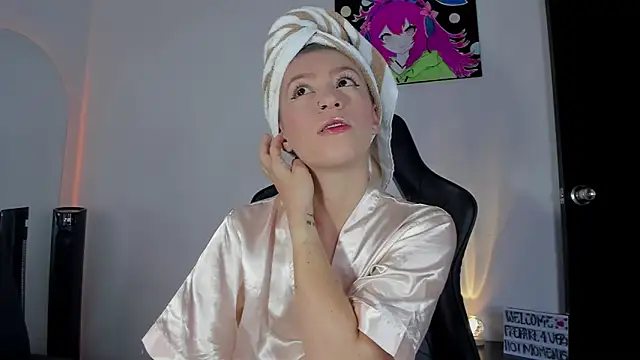 Snapshot of roxanne_jones1 chatting on 05-26-26, 06:37 roxanne jones1 online show from 05-26-26, 06:37