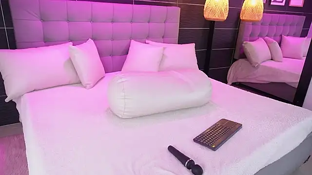 Snapshot of Bella_TS_ chatting on 02-06-25, 08:23 Bella TS  online show from 02-06-25, 08:23